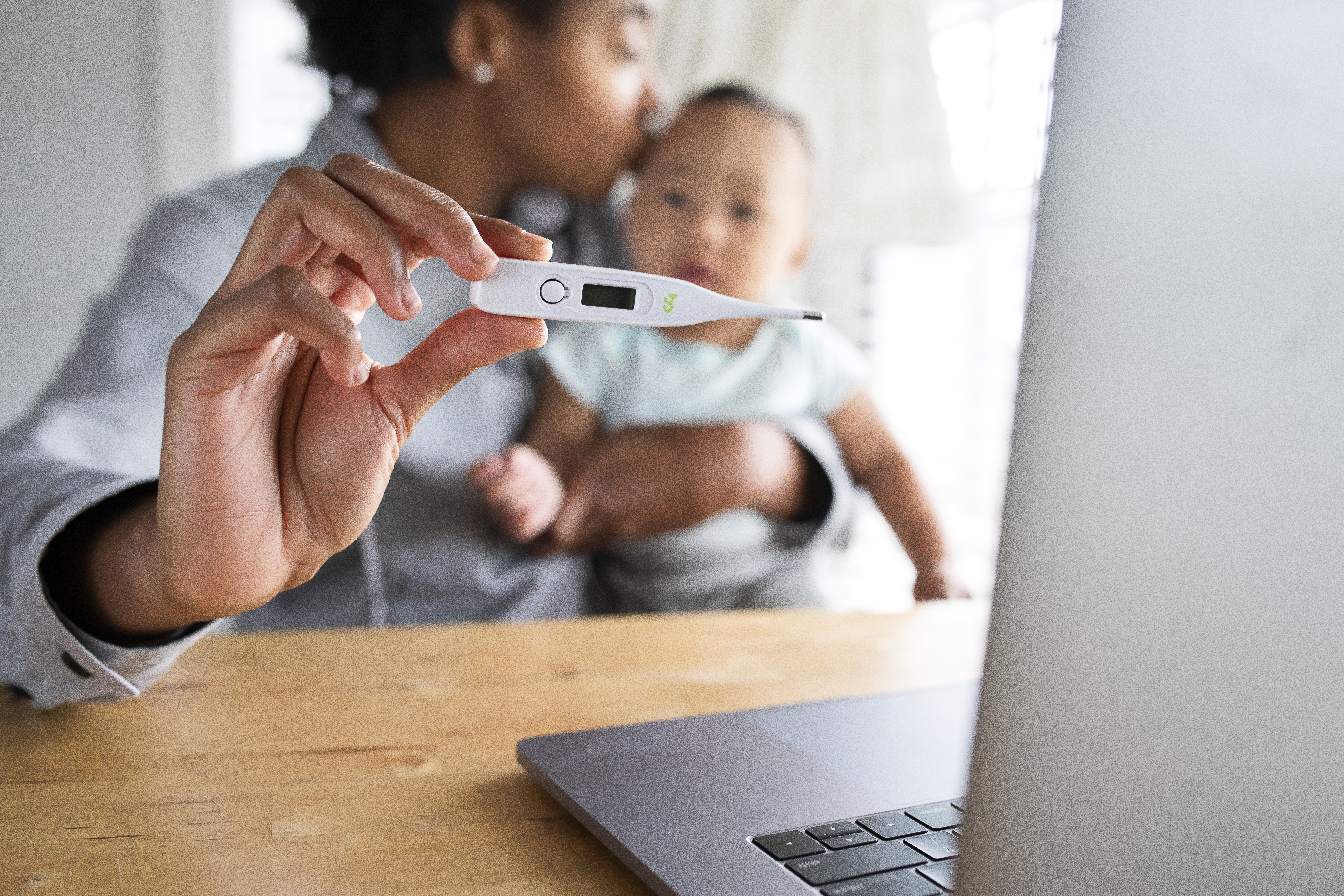 bébé qui souris et maman qui rigole